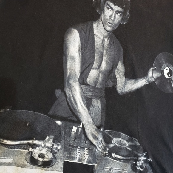 Men's Small Bruce Lee Spinning DJ Graphic Tee - Picture 3 of 6